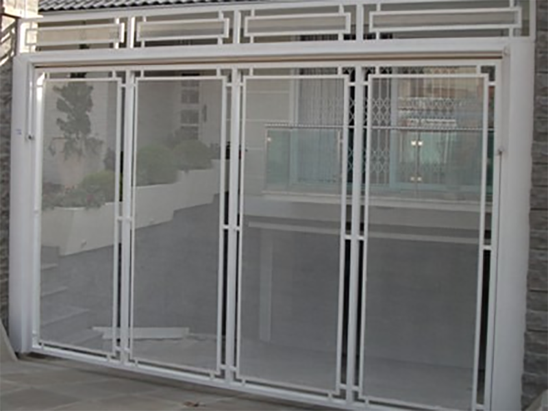 Portão de garagem metálico instalado em uma residência